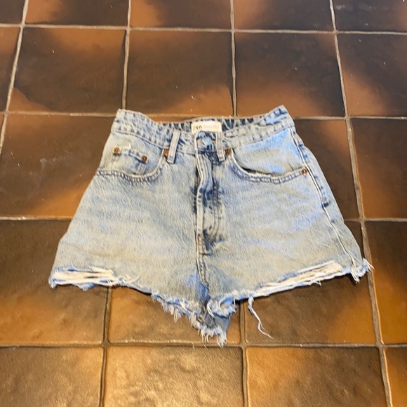 Super cute high waisted jeans shorts from Zara - Picture 3 of 3